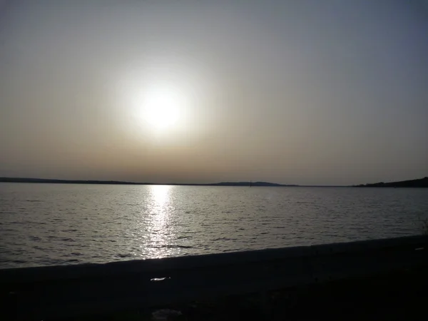 Ανατολή του ηλίου αντανακλώνται σε μια τεράστια λίμνη — Φωτογραφία Αρχείου