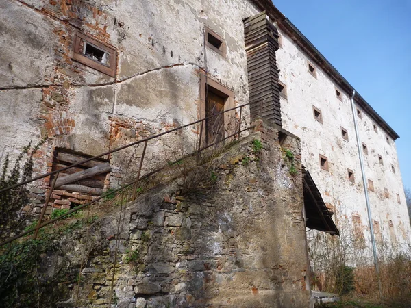 Antiga casa de fazenda arruinada com escada — Fotografia de Stock