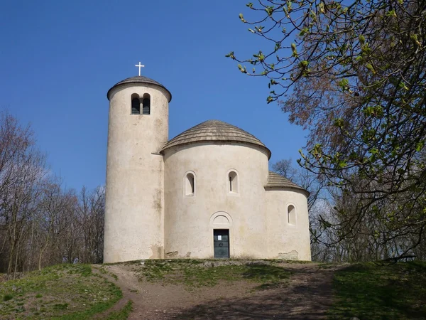 Kapelle von St. Georgien auf dem Gipfel des Bergrückens in der Tschechischen Republik — Stockfoto