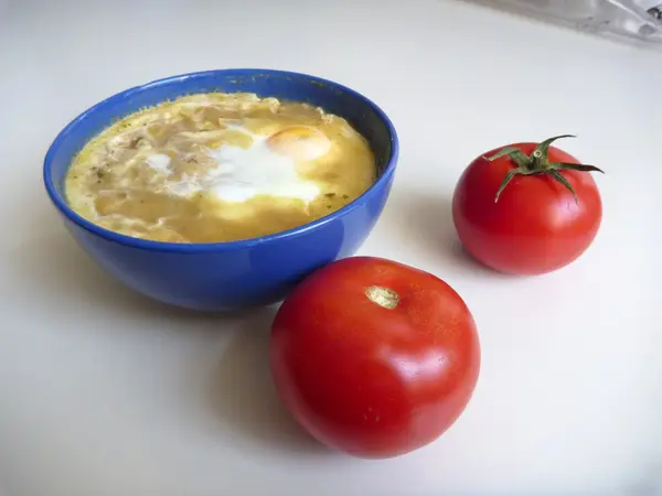 Tazón de sopa con un huevo en la parte superior — Foto de Stock