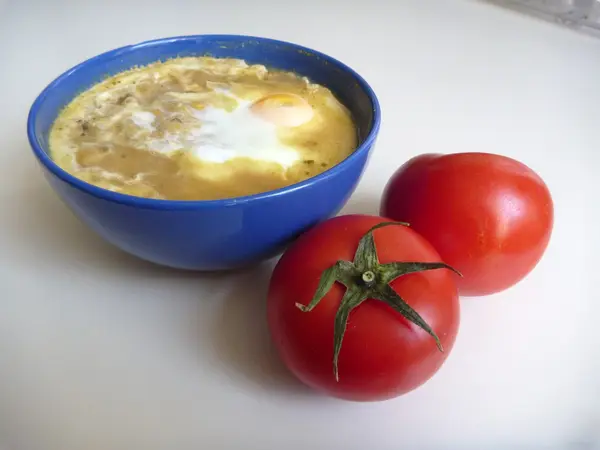 Tál leves, egy tojással a tetején — Stock Fotó