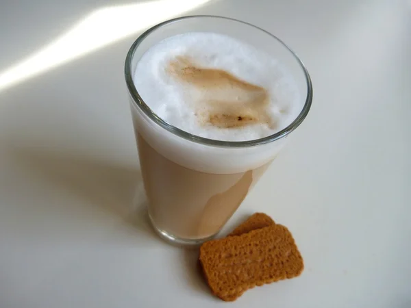 Café latte em um copo em uma mesa branca — Fotografia de Stock