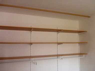  Beyaz bir duvar üzerinde ahşap raflar