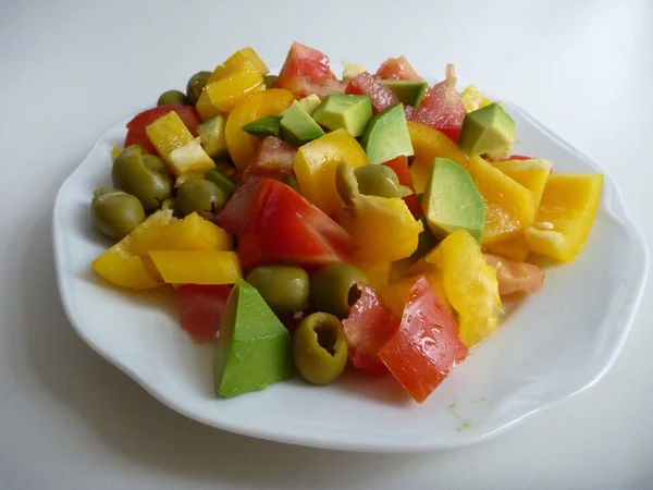 Bunter Gemüsesalat mit Tomaten, Paprika, Avocado und Oliven — Stockfoto