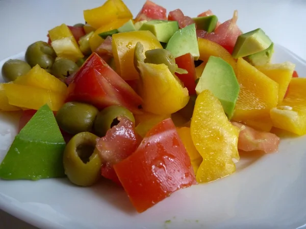 Domates biber avokado karınca zeytin renkli sebze salatası — Stok fotoğraf