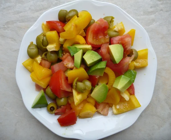 Bunter Gemüsesalat mit Tomaten, Paprika, Avocado und Oliven — Stockfoto