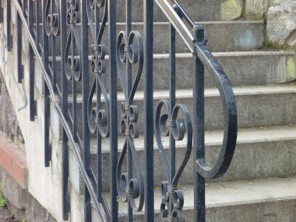 Detail van gebogen metalen reling bij buiten trappen — Stockfoto