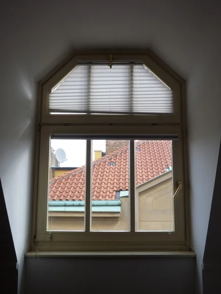 Uma vista da janela velha da casa — Fotografia de Stock