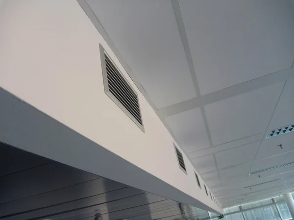 Потолочный вентиляционный луч в новом офисном здании — стоковое фото