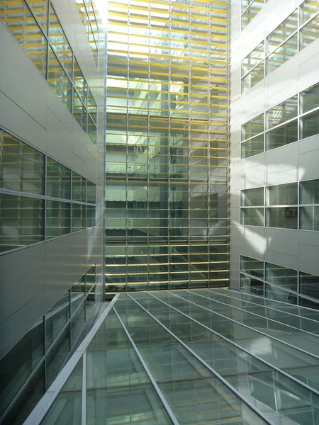 Atrio de cristal de un edificio de oficinas moderno —  Fotos de Stock