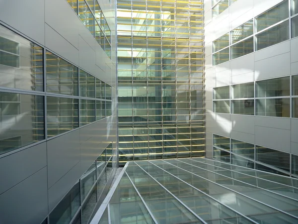 Atrio de cristal de un edificio de oficinas moderno —  Fotos de Stock