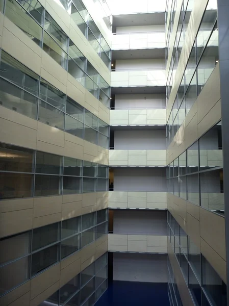 Atrio de cristal de un edificio de oficinas moderno —  Fotos de Stock