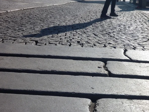 Quelqu'un marche sur un trottoir pavé — Photo