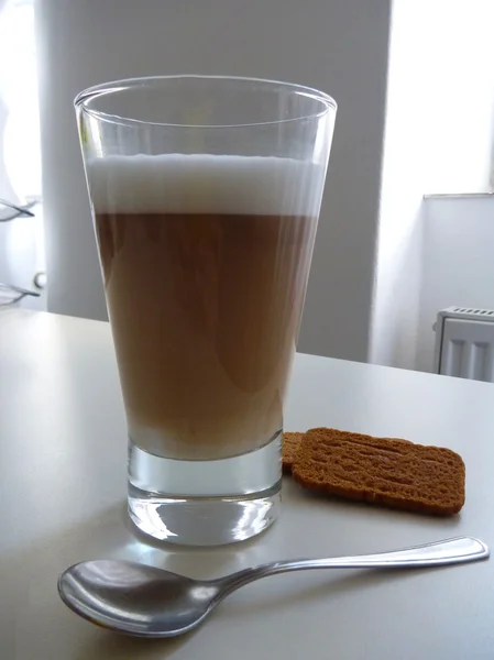 Szklankę świeżego smaczny caffe latte — Zdjęcie stockowe