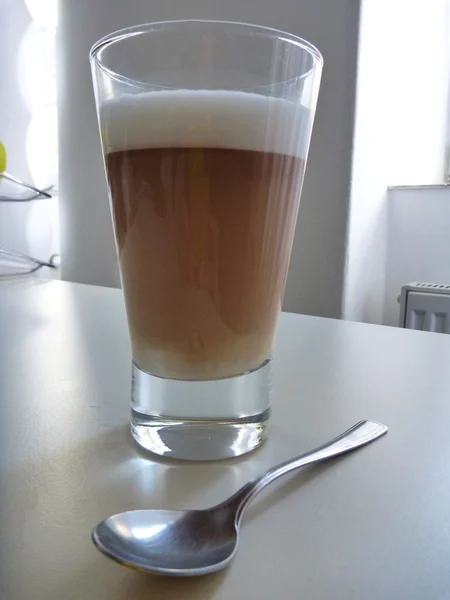 Friss, ízletes caffe latte pohár — Stock Fotó