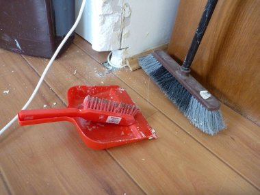 kırmızı fırça ve bir ahşap zemin üzerinde kepçe