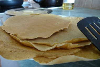 freshla kızartılmış lezzetli krep yığını