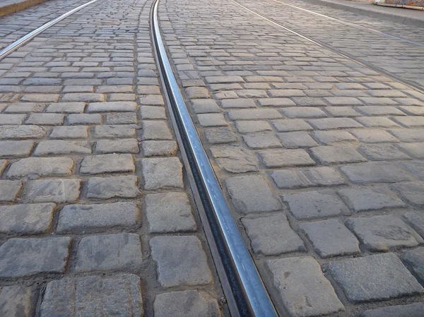 Arnavut kaldırımı taş döşeme tramvay hattı — Stok fotoğraf