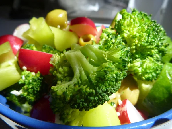 Salade de légumes frais avec brocoli, poivre et olives — Photo
