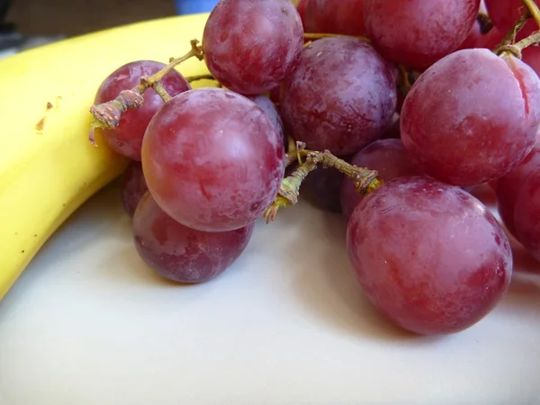 Mezcla de frutas frescas con plátano y uvas — Foto de Stock