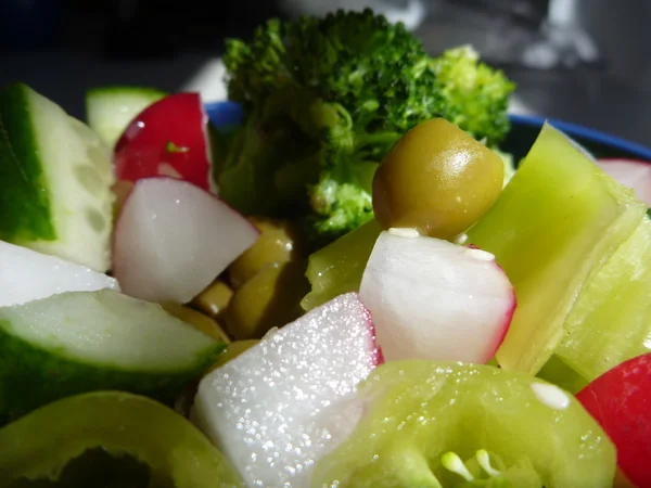 Ensalada de verduras frescas con brócoli, pimienta y aceitunas —  Fotos de Stock