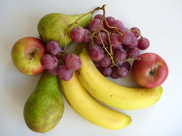 Mezcla de frutas frescas con plátano y uvas — Foto de Stock