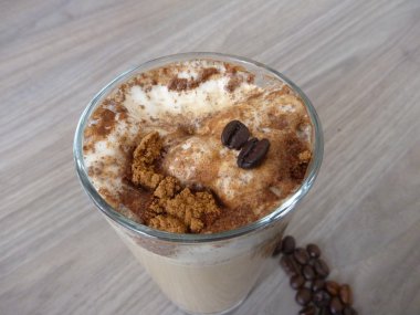 Cafe latte tarçın bir cam ile