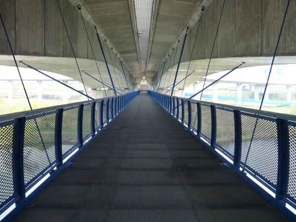 与一座人行天桥下面的混凝土公路大桥 — 图库照片