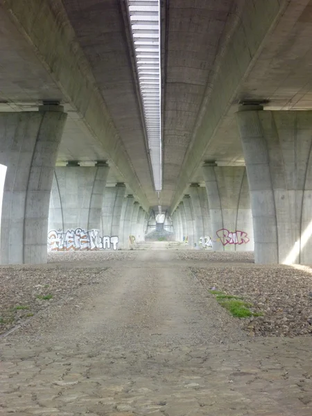 Pont routier en béton avec une passerelle piétonne en dessous — Photo