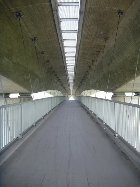 Puente de carretera de hormigón con un puente peatonal debajo —  Fotos de Stock