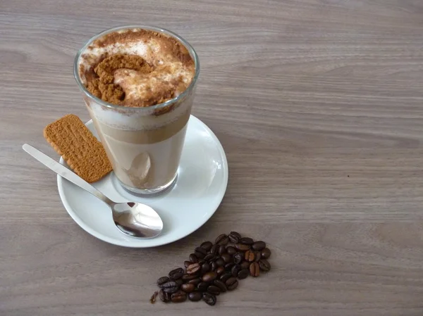 Café latte s skořicí a sušenek — Stock fotografie