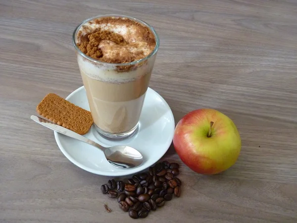 Cafe latte με μπισκότο κανέλας και μήλου — Φωτογραφία Αρχείου