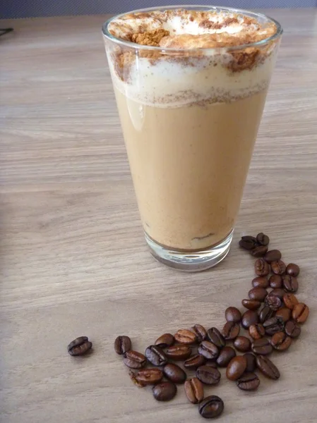 Cafe latte mit Zimt im Glas — Stockfoto