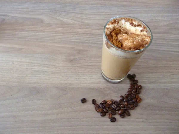 Cafe latte mit Zimt im Glas — Stockfoto