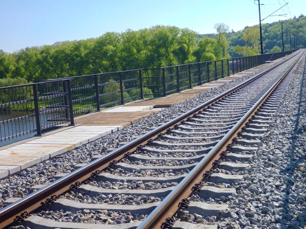 Tren demiryolu ile boş bir iz — Stok fotoğraf