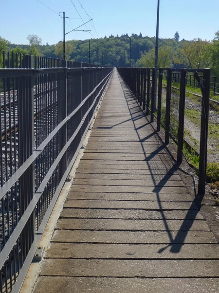 Ligne piétonne n un pont ferroviaire avec rampe — Photo