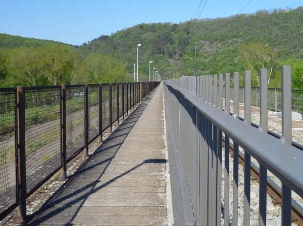 Ligne piétonne n un pont ferroviaire avec rampe — Photo