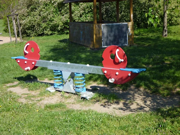 Campo da giuoco di bambini pieno di colore vuoto su un'erba — Foto Stock