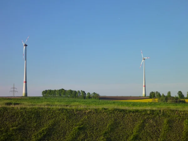 Central eólica en un paisaje rural — Foto de Stock