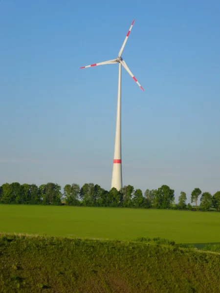 Central eólica en un paisaje rural — Foto de Stock