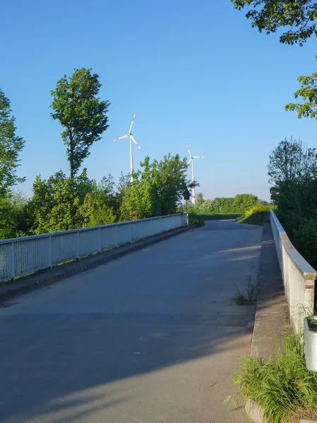 Petit pont routier dans un paysage rural — Photo