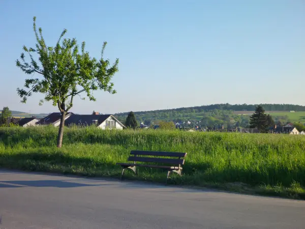Paesaggio rurale con campi e villaggio sullo sfondo — Foto Stock