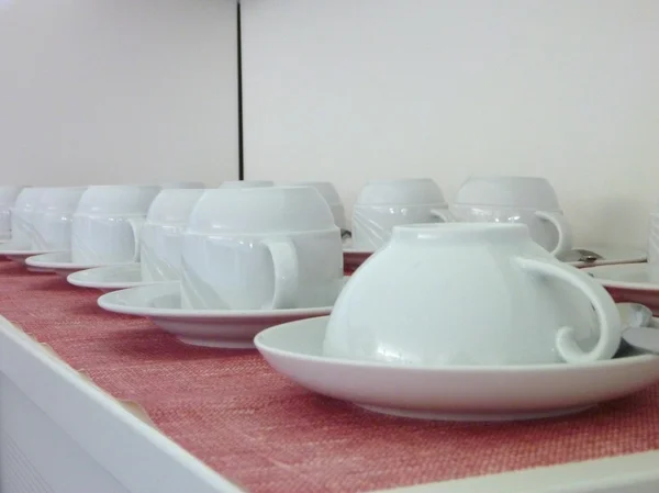 Набор белых кофейных чашек остроумные тарелки — стоковое фото