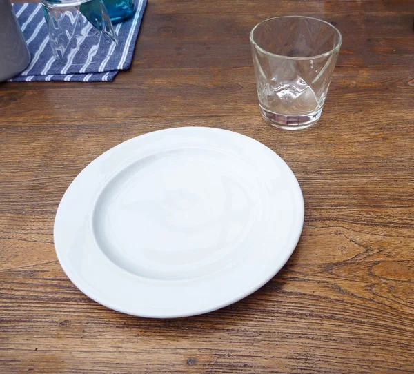 White plate prepared on a wooden table — Stock Photo, Image