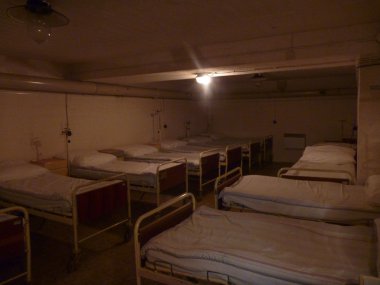 Eski hastane odası boş yatak