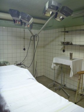 Eski hastane odası boş yatak