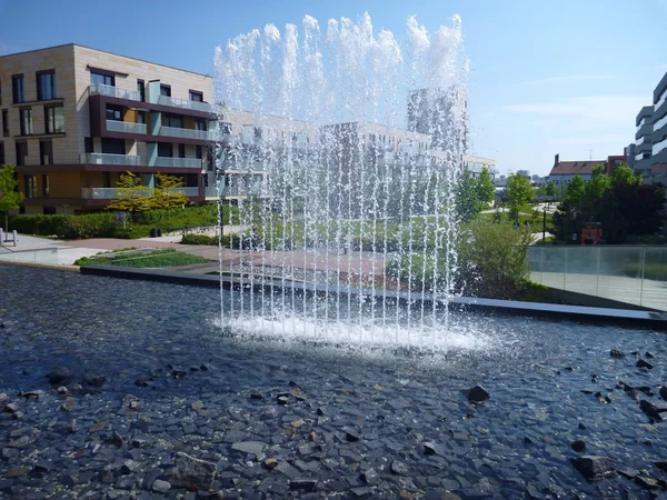 Decoratieve fontein in een stedelijke omgeving — Stockfoto