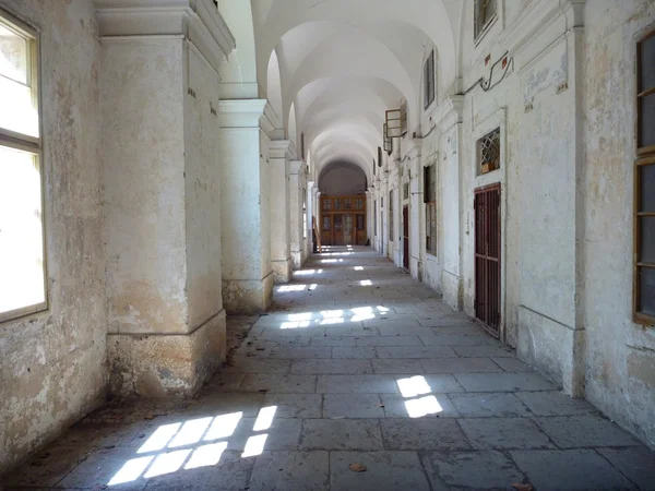 Interior abandonado del edificio Invalidovna en Praga — Foto de Stock
