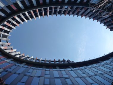göz şeklinde bir modern ofis binası atrium