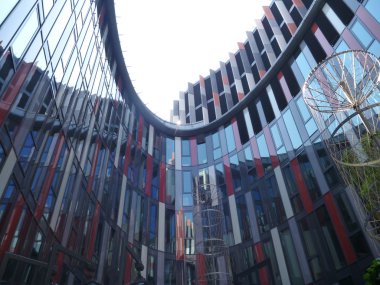 göz şeklinde bir modern ofis binası atrium